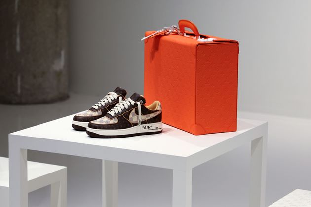 Las zapatillas Louis Vuitton-Nike se exhibieron en Sotheby's en Nueva York en enero.