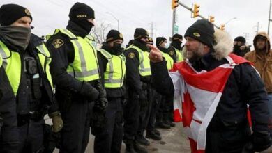 Puente clave a EE. UU. permanece cerrado mientras la policía canadiense despeja a los manifestantes