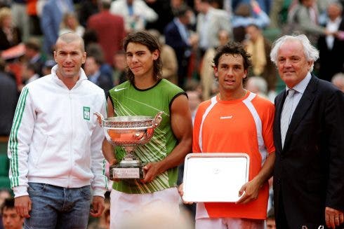 Ceremonia de entrega de premios El campeón del Abierto de Francia 2005 Rafael Nadal (España, segundo desde la izquierda) y su oponente Mariano Puerta (Argentina, segundo desde la izquierda)