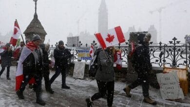 La policía canadiense llega a la frontera de EE.UU. para dispersar a los manifestantes 5 La policía canadiense llega a la frontera de EE.UU. para dispersar a los manifestantes