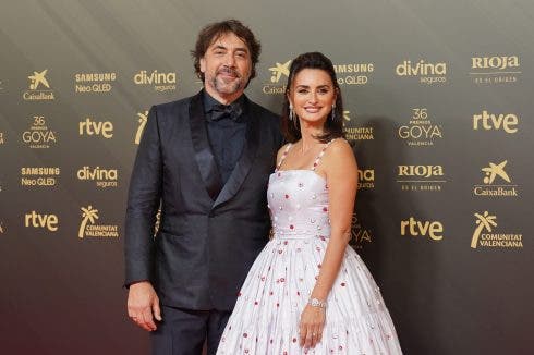 Javier Bardem y Penélope Cruz posan durante la 36ª entrega anual de los Premios de Cine Goya en Valencia el sábado 12 de febrero de 2022.