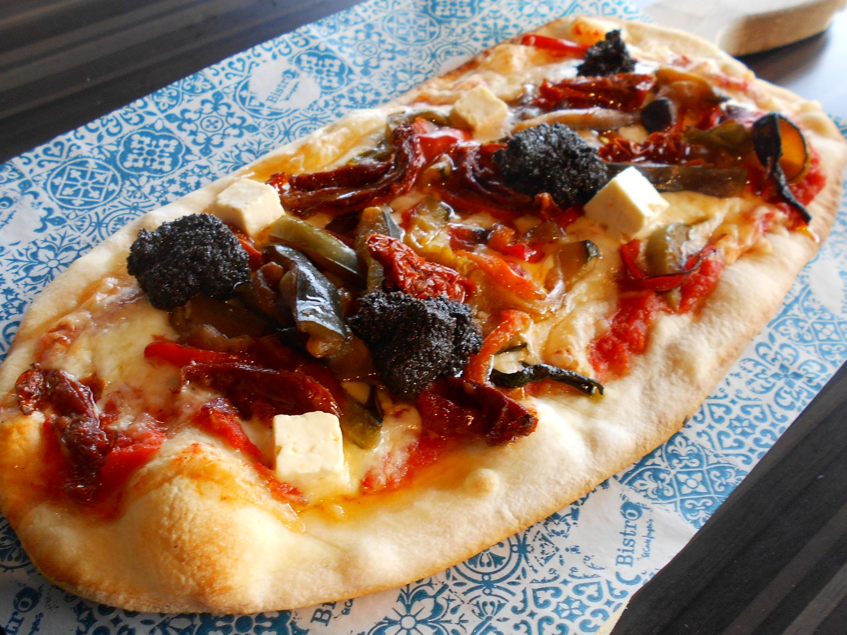 Pizza vegetariana con tapicería y queso feta