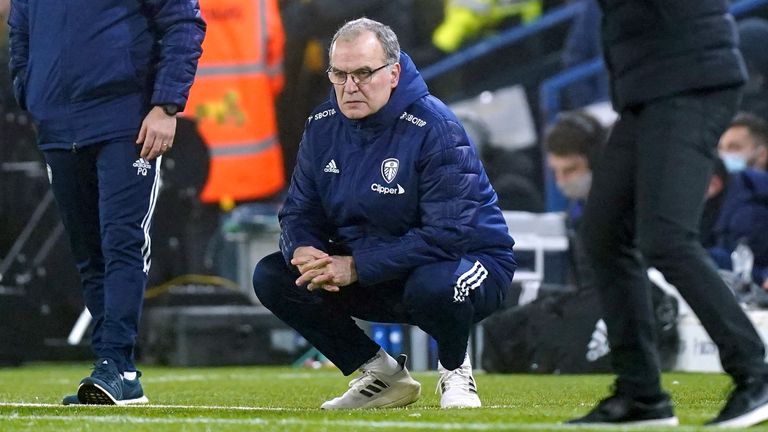 El técnico del Leeds United, Marcelo Bielsa (centro), durante la victoria por 4-1 sobre el Arsenal