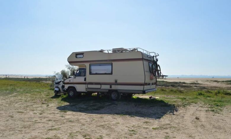 La furgoneta camper 'rompe las reglas' en la costa de Almería