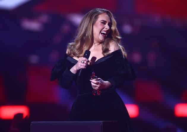 Adele acepta el premio Álbum del Año en los Brit Awards 2022 en Londres el martes 2 de febrero.  ...