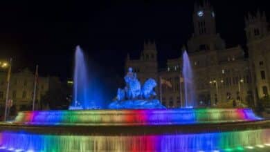 Italia: Cibeles se ilumina con los colores de la bandera Lgtbi al comenzar la Semana del Orgullo