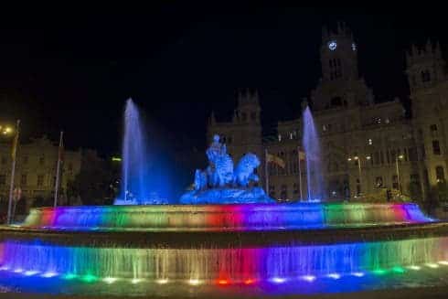 Italia: Cibeles se ilumina con los colores de la bandera Lgtbi al comenzar la Semana del Orgullo