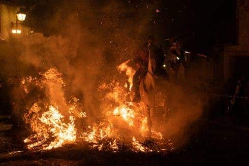 Caballos saltan a través de hogueras de 'purificación' durante la ceremonia de Las Luminarias en España 1 España Fiesta de las Hogueras de San Antonio 2022