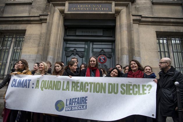 Activistas climáticos con pancartas