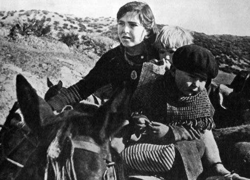 Niños refugiados huyen de Málaga durante la Guerra Civil Española