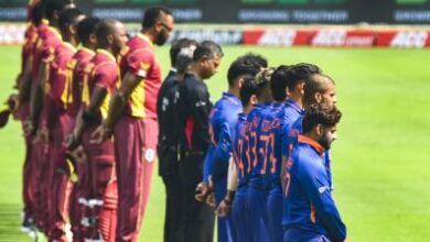 El equipo de India observa un minuto de silencio antes