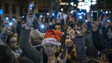 Protesta contra los pasaportes Covid en Barcelona, ​​España el 25 de diciembre de 2021