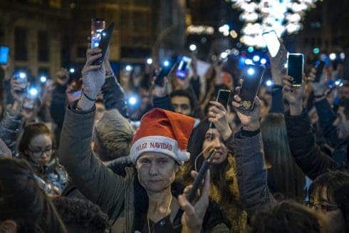 Protesta contra los pasaportes Covid en Barcelona, ​​España el 25 de diciembre de 2021