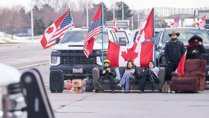 Los manifestantes contra las vacunas bloquean el acceso al puente Ambassador, un cruce fronterizo clave entre los EE. UU. y Canadá