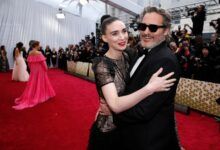 Joaquin Phoenix y Rooney Mara en la alfombra roja de los Oscar el 9 de febrero