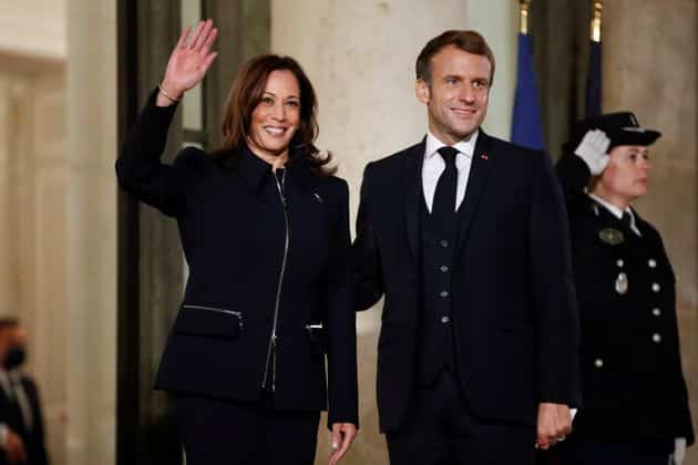 Al final de su reunión, la vicepresidenta estadounidense Kamala Harris y el presidente francés...