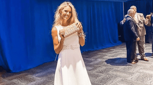 La ex Miss California le paga a la gente $ 5 para romper el mandato de la máscara del estado (video) 1 La ex Miss California le paga a la gente