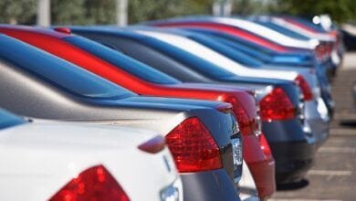 Imagen de una fila de autos nuevos