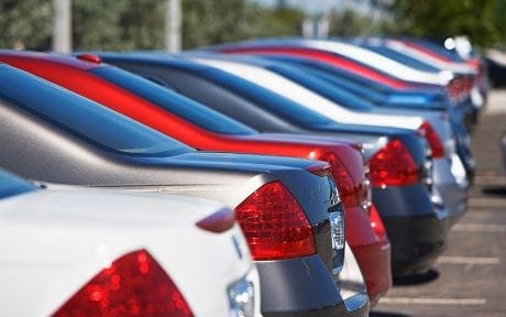 Los precios de los automóviles aumentan los préstamos 1 Imagen de una fila de autos nuevos