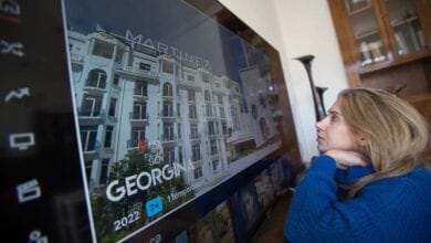 Picazón, dolor, visión borrosa: cómo afectan los televisores grandes a nuestros ojos y cuello 1 Picazon dolor vision borrosa como afectan los televisores grandes a