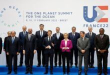 Emmanuel Macron rodeado de líderes internacionales para cumbre en Brest