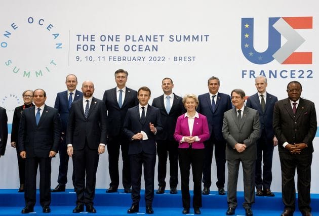 Por qué Macron recibe a unos 30 líderes internacionales en Brest este viernes 1 Emmanuel Macron rodeado de líderes internacionales para cumbre en Brest