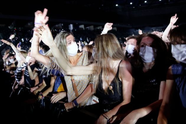 Se reanudan los conciertos permanentes, pero los franceses han perdido la costumbre de ir allí 1 Público en el concierto de prueba de Etienne de Crécy e Indochine en el AccorHotels Arena,...