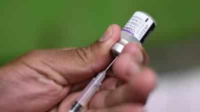 Triple vacunacion puede combatir la variante Omicron de manera eficiente