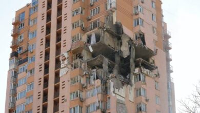 VÍDEO: Un misil ruso alcanza un edificio residencial de gran altura en Kiev