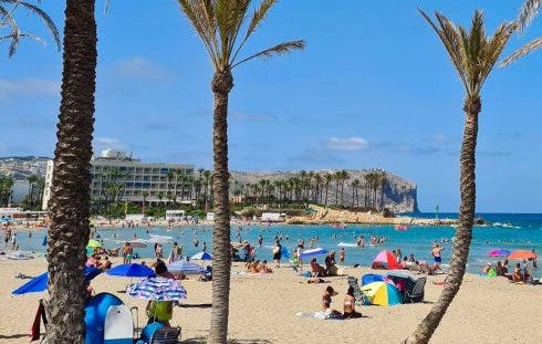 Salvavidas atacado por un nadador que ignora la advertencia de bandera roja en la popular playa de la Costa Blanca en España
