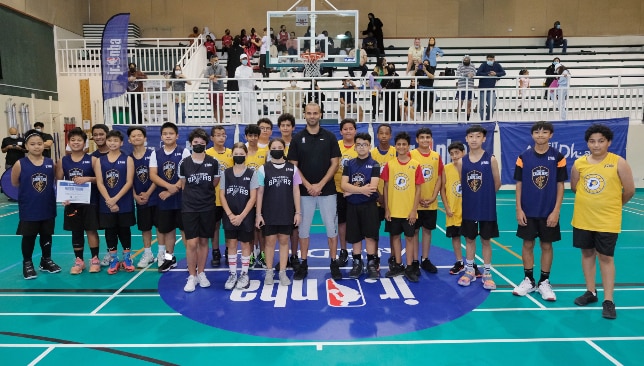 La superestrella del baloncesto Tony Parker asiste al partido inaugural de la Jr. NBA en Abu Dabi