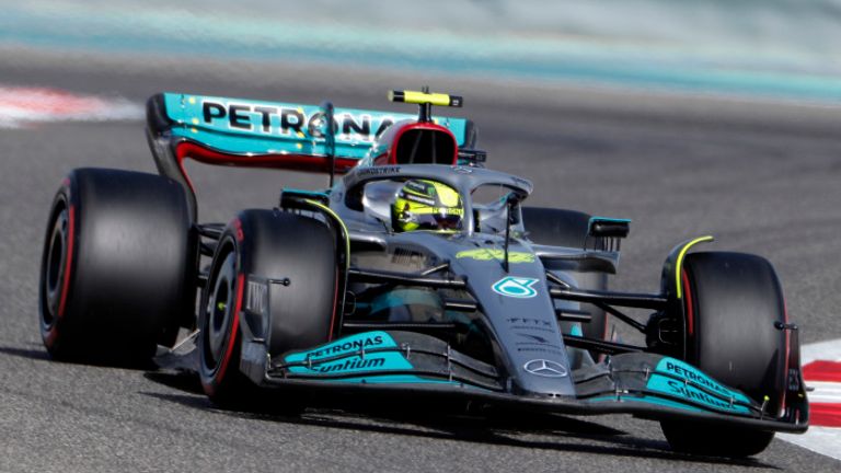 Lewis Hamilton y Mercedes en P3 animados
