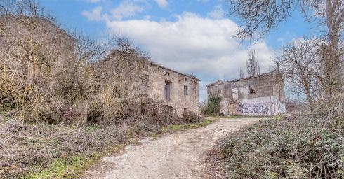 Propiedad: Pueblo abandonado completo e iglesia románica a la venta en la España rural 2 08 1