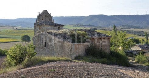 Propiedad: Pueblo abandonado completo e iglesia románica a la venta en la España rural 3 04 1
