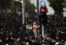 Miles de destacados rabinos israelíes lloran en el funeral