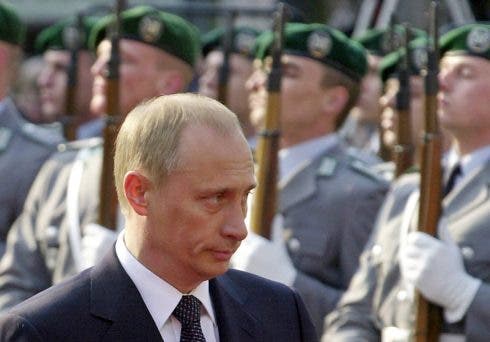 El presidente ruso Vladimir Putin durante una patrulla de una formación militar de la fuerza conjunta germano-rusa