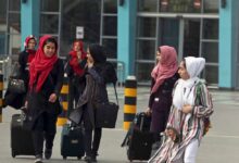 Funcionarios: los talibanes impiden que mujeres no acompañadas tomen vuelos