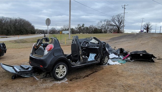 En esta imagen proporcionada por KFOR-TV, se puede ver un vehículo gravemente dañado conduciendo por una carretera en Tishomingo, Oklahoma.
