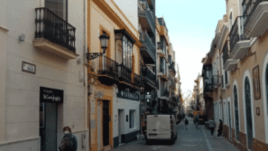 Bebé abandonado en las calles de Huelva, España con el cordón umbilical aún atado