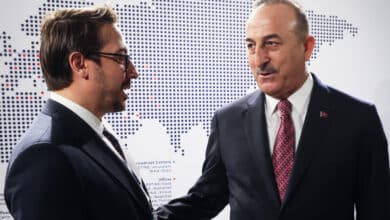 Canciller turco sostendra conversaciones de alto el fuego en Rusia