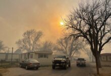 Los residentes de Chapel Hill Mobile Home Park al oeste de Abilene fueron evacuados el jueves 17 de marzo de 2022 debido a un incendio en ambos lados de Old Highway 80.