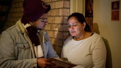 El investigador Jonathan Hernández explicó la importancia del Censo 2020 a la residente María Delmi Galdamez y le pidió que le asegurara que su familia completará el censo el 23 de enero de 2020 en Hyattsville, Maryland.