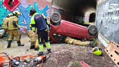 En imágenes: el automovilista sobrevive a la horrible caída en la autopista en la región de Benidorm, en la Costa Blanca de España