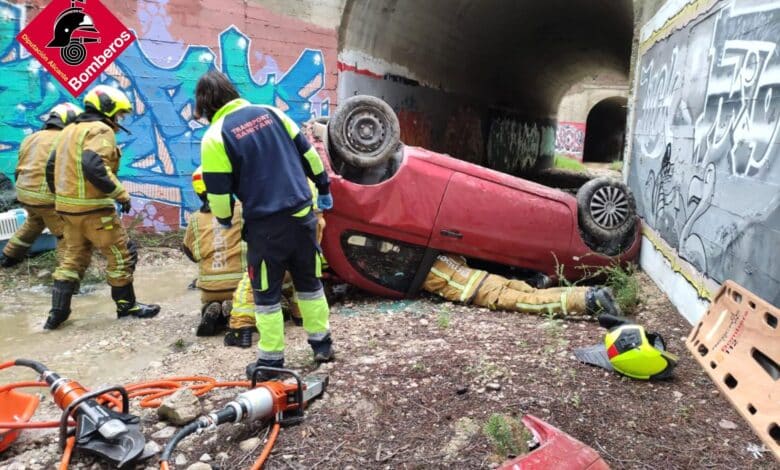 En imágenes: el automovilista sobrevive a la horrible caída en la autopista en la región de Benidorm, en la Costa Blanca de España