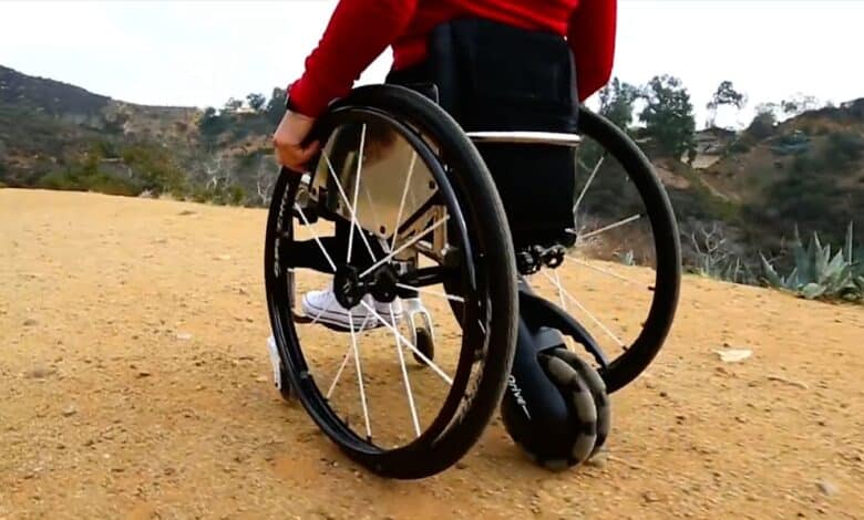Este sistema electrifica las sillas de ruedas manuales para reducir