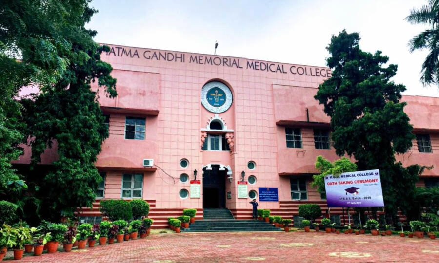 El exterior de Mahatma Gandhi Memorial Medical College