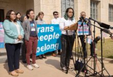 El estratega de políticas y defensa de Texas, Adri Pérez, de ACLU, habla durante una manifestación en apoyo de los niños transgénero y sus familias en el juzgado del condado de Heman Marion Sweatt Travis el 2 de marzo de 2022.