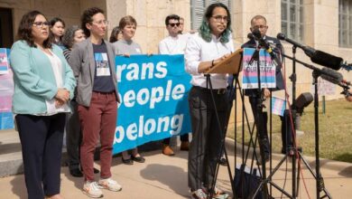 El estratega de políticas y defensa de Texas, Adri Pérez, de ACLU, habla durante una manifestación en apoyo de los niños transgénero y sus familias en el juzgado del condado de Heman Marion Sweatt Travis el 2 de marzo de 2022.