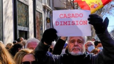 Pablo Casado: El líder de la oposición conservadora de España se enfrenta a una creciente presión para que renuncie 3 Los simpatizantes del principal partido de oposición de España, el Partido Popular (pp), se reúnen en la sede del partido para mostrar su compromiso con la líder regional del pueblo de Madrid, Isabel Díaz Ayuso, después de una reunión con el líder nacional Pablo Casado Después de la ruptura interna, Madrid, España, 20 de febrero