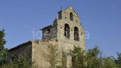 Propiedad: Pueblo abandonado completo e iglesia románica a la venta en la España rural 9 02 2